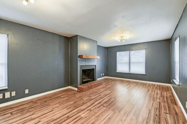 Building Photo - 8106 Windlake Dr
