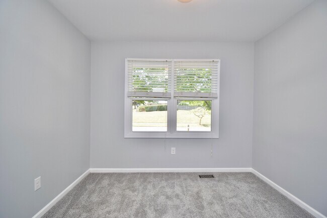 Building Photo - 647 Regent Rd