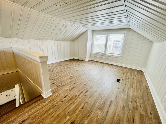 Building Photo - Three Bedroom Modern Farmhouse in Southern...