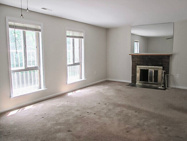 Building Photo - Classic and Charming 3 Bedrood 2.5 Bathroo...