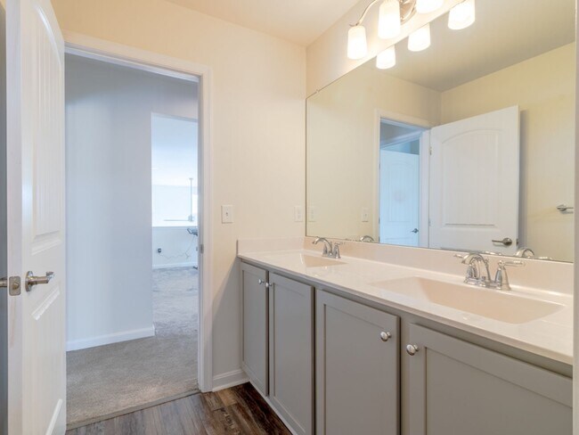 Building Photo - Year round - Furnished Townhome - Frankford