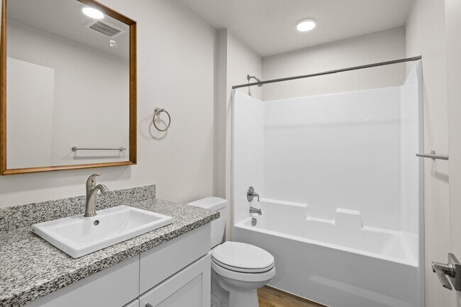 Building Photo - 2028 Sunset Dr