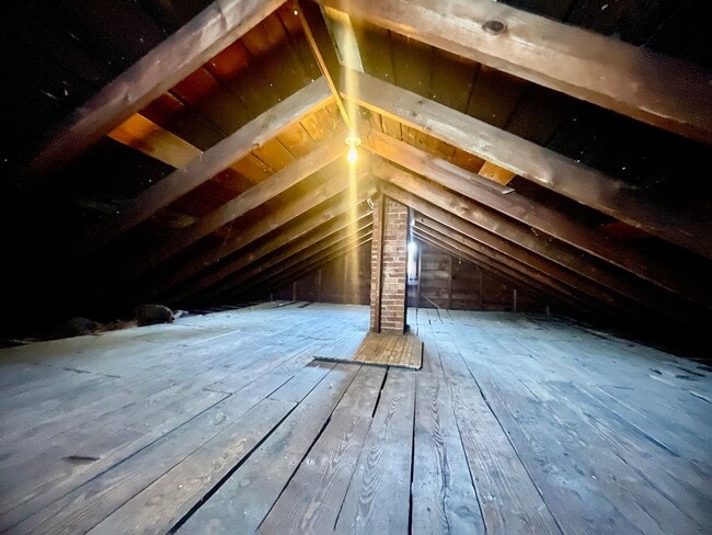 Building Photo - 3 Bedroom 1.5 Bath in Dormont! Off Street ...