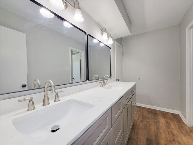 Building Photo - 13406 Glen Erica Dr