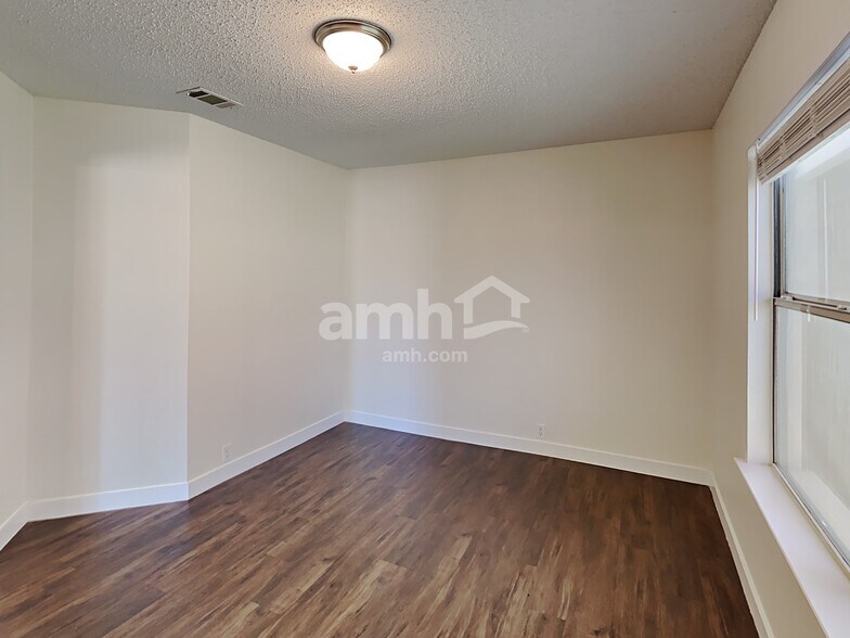 Building Photo - 1600 Waters Edge Dr