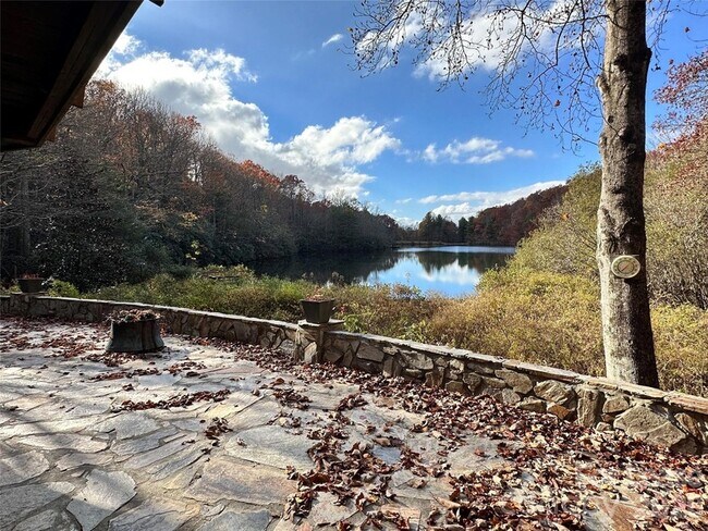 Building Photo - 424 Lakeview Dr