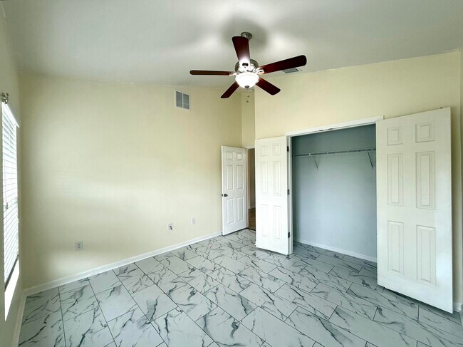 Building Photo - 5997 Ridge Lake Cir