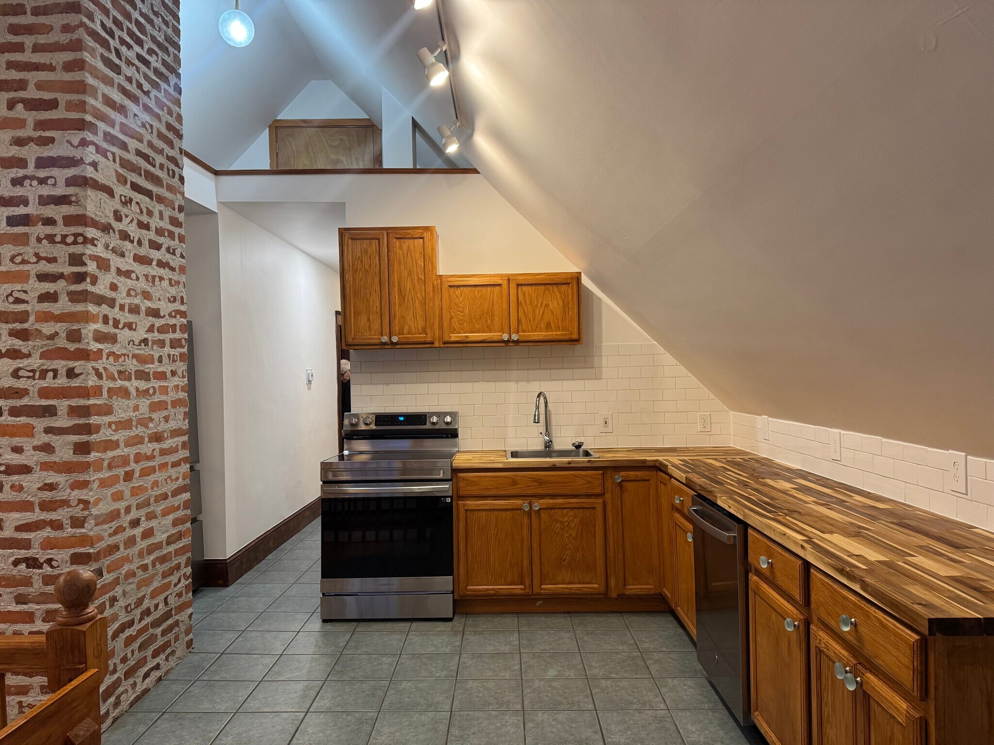 Building Photo - 590 Weld St