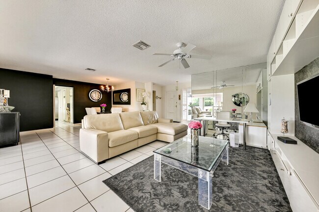 Building Photo - 450 French Royale Cir