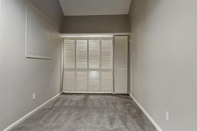 Building Photo - 2318 Turtle Creek Dr