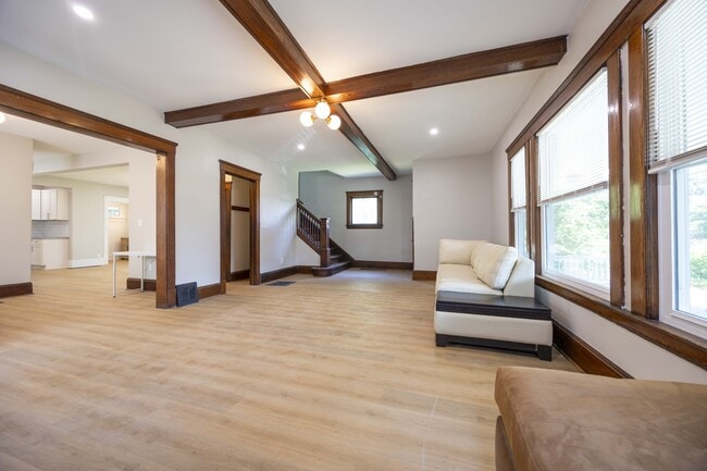 Building Photo - 1496 E 107th St