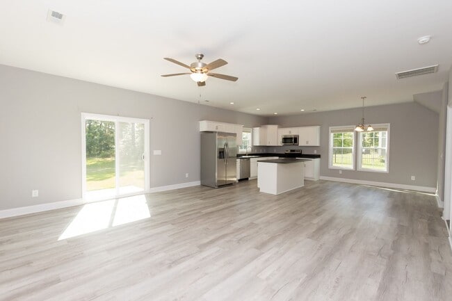 Building Photo - MOVE-IN READY $300 off first month