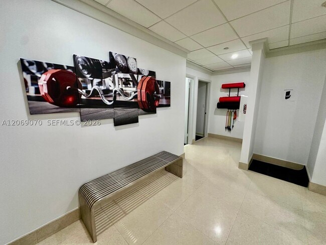 Building Photo - 2555 Collins Ave