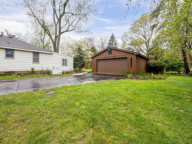 Building Photo - Welcome to this beautiful 2 bedroom, 1 bat...
