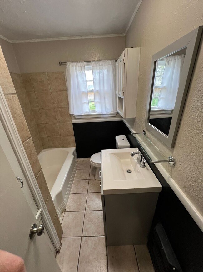 Building Photo - Pre Leasing for Fall 2026!!