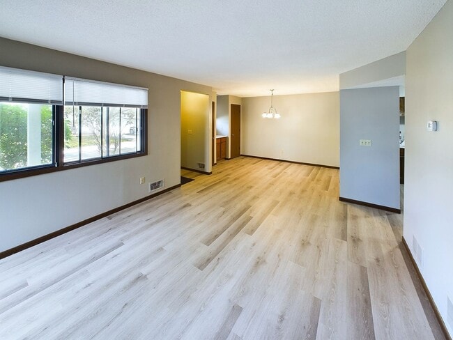 Building Photo - Maple Grove 3BR Townhome, Fully Remodeled