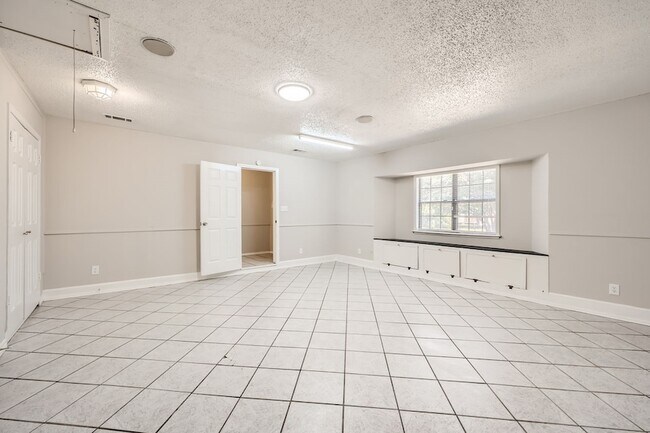 Building Photo - 602 Carl C Senter St