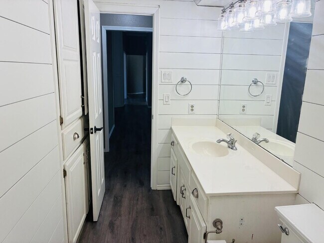 Building Photo - Beautiful Home in Westbury South Ready for Move-In!