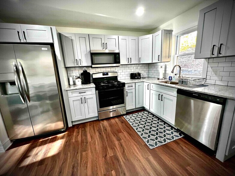 Building Photo - 1594 Main St