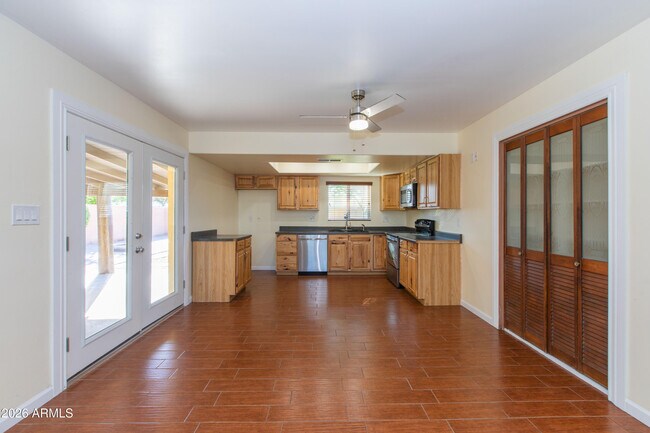 Building Photo - 1813 E Ellis Dr