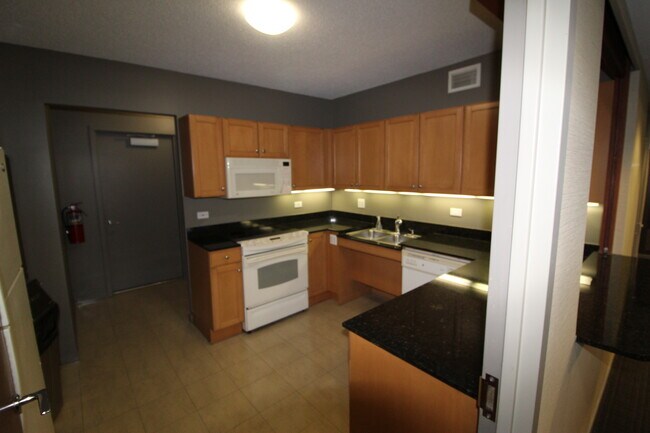 Building Photo - 400 N La Salle Dr