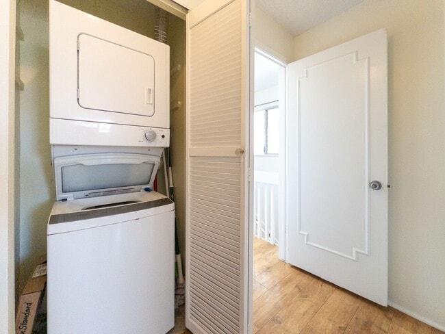 Building Photo - Spacious 1-Bedroom + Bonus Room Townhouse ...