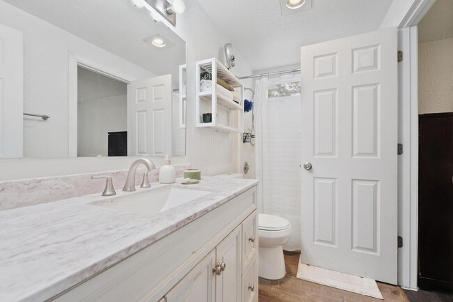 Building Photo - 3 Bedroom Home with Fully Fenced Yard Avai...