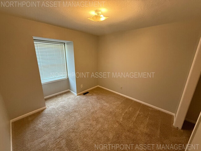 Building Photo - 4 bed, 3 bath, spacious home available now!