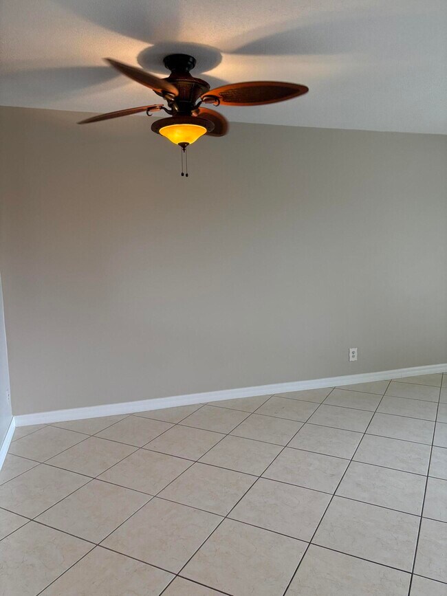 Building Photo - 2770 Garden Dr S