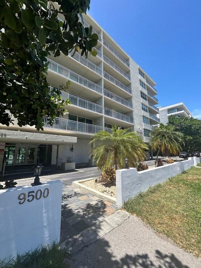 Building Photo - 9500 W Bay Harbor Dr