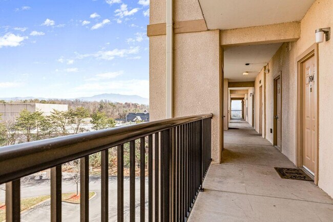 Building Photo - 124 Plaza Dr