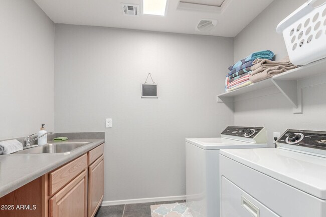 Building Photo - 2560 W Canyon Way