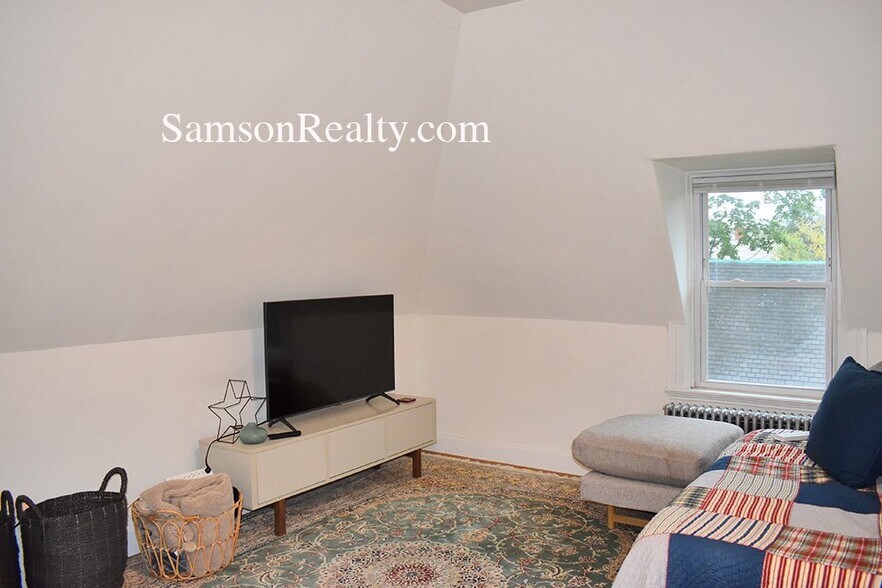 Building Photo - 368 Thayer St