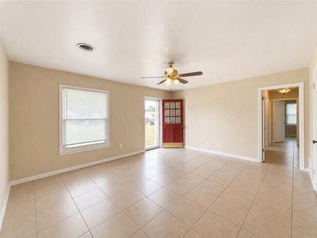 Building Photo - "Charming 3-Bed Oasis with Spacious Living in Fort Walton Beach!"
