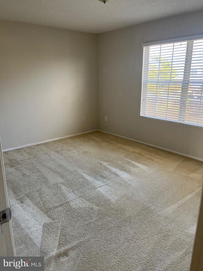 Building Photo - Top Floor, 2 BR Condo at Fox Chapel