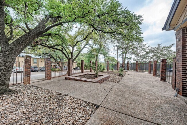 Building Photo - PRELEASE 8/15/2025 2 bed 2 bath