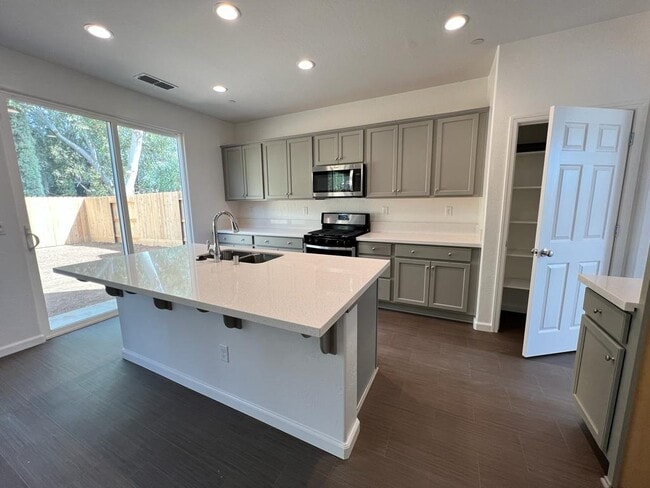 Kitchen - 2294 N Apricot Ave