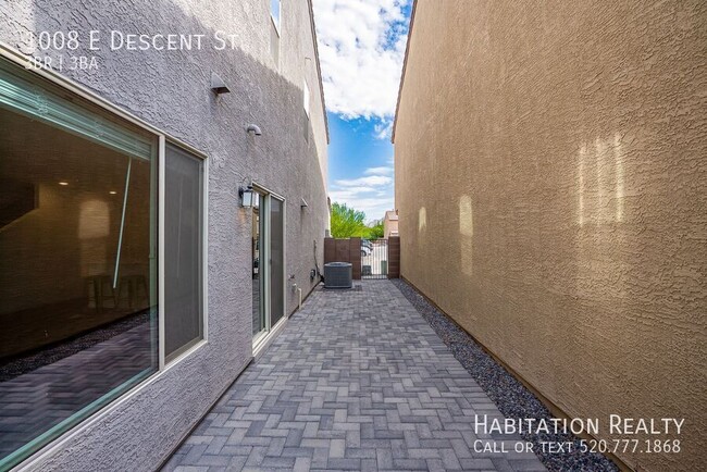 Building Photo - 1008 E Descent St