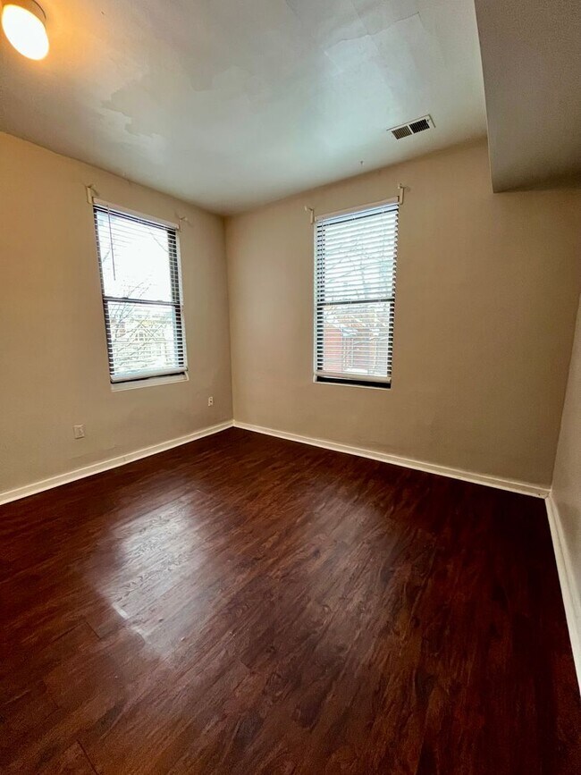 Building Photo - *** Shadyside Duplex Apartment * Pet Friendly * Spacious & Renovated * Available Now * Modern Fin...