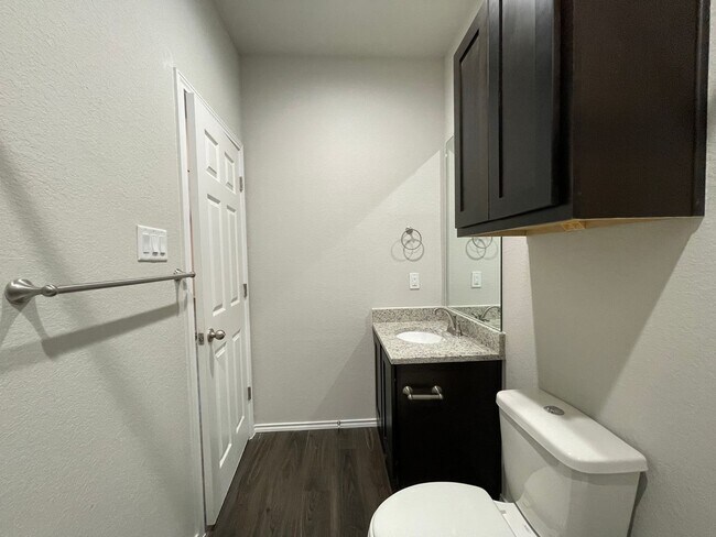 Building Photo - TOWNHOME FOR RENT