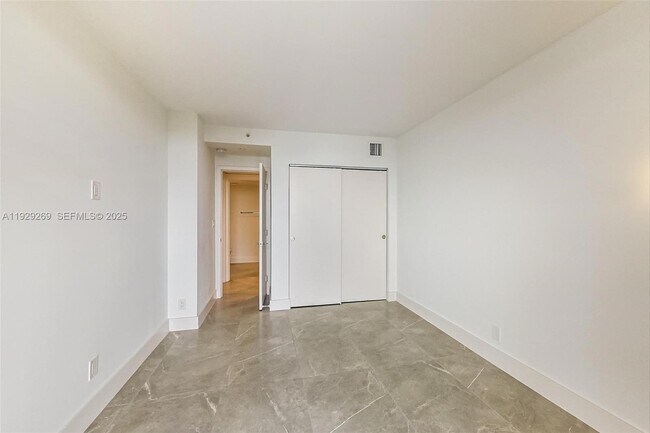 Building Photo - 1000 W Island Blvd