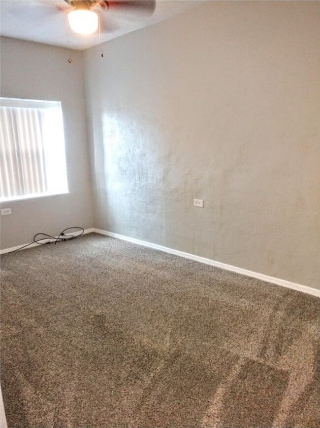 Building Photo - Central Location, Private Deck, In Unit W/...
