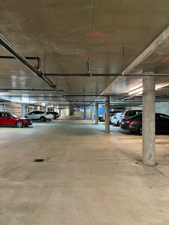 Building Photo - Fantastic Condo in the Heart of Downtown B...