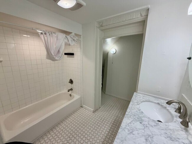 Building Photo - 365 S Upper St