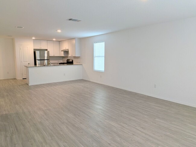 Building Photo - Fresh and Clean in New Braunfels!!