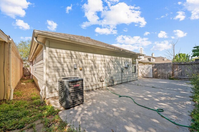 Building Photo - 8027 Daylilly Creek Dr