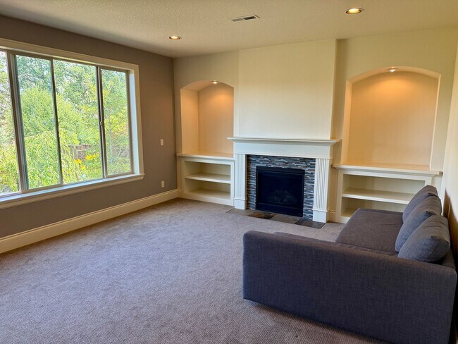 Building Photo - Custom Built Home-Bethany Village Delight