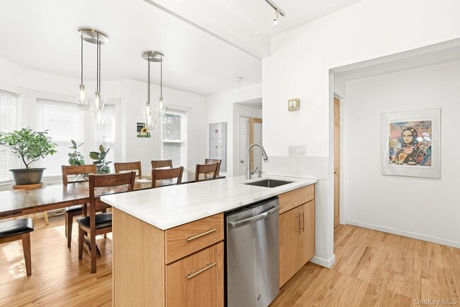 Building Photo - 11 S Cedar St