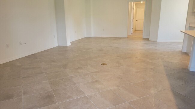 Building Photo - Annual UNfurnished luxury 3/2 ground floor...