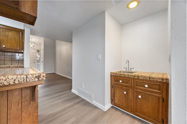 Building Photo - Beautiful 2-Bedroom Condo in Bakersfield, CA